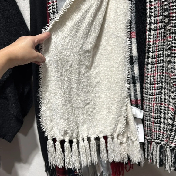 NWT Style & Co
Women's Fringe-Trim Chenille Scarf IVORY - Picture 2 of 4